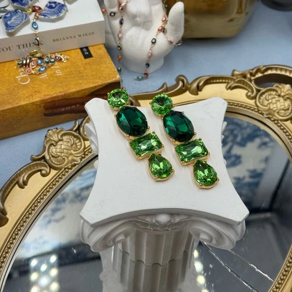🆕 OSCAR DE LA RENTA 🧿 NWOT Goldtone & Green Crystal Geometric Drop Earring - Picture 7 of 16